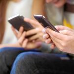 La adicción de sus hijos al móvil motivó la drástica decisión del padre.