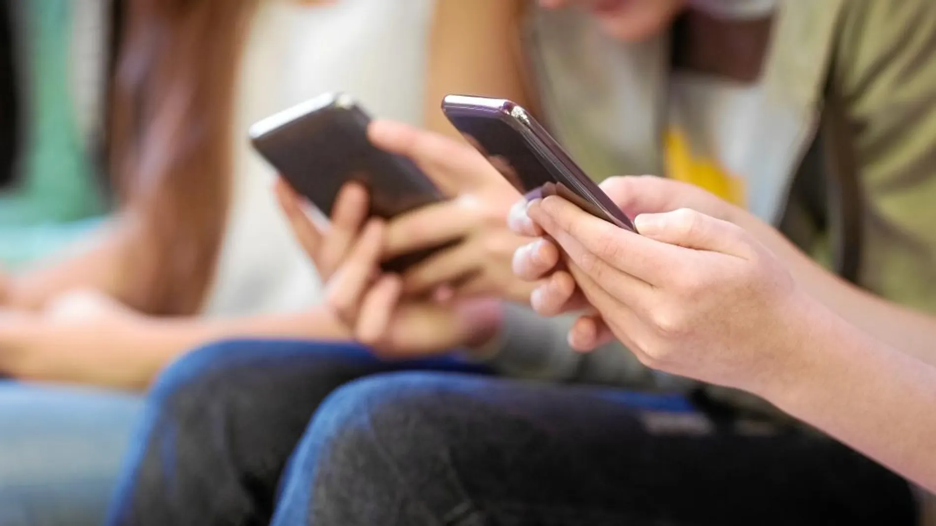 La adicción de sus hijos al móvil motivó la drástica decisión del padre.