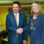 Pilar del Olmo junto al ministro de Idustria y Comercio de Paraguay durante el encuentro en Valladolid