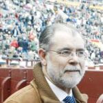 El diputado socialista, Mariano Fernández Bermejo, sigue la corrida con semblante serio detrás de la barrera