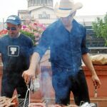 Àlex Rigola, con su sombrero de cowboy, en la tradicional butifarrada de final de temporada