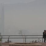 Vista general que muestra la alta contaminación en Santiago de Chile (Chile).