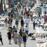 En los meses de verano la actividad del «top manta» se multiplica dando paso a auténticos mercadillos callejeros. Foto: La Razón
