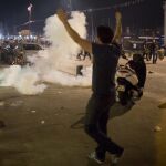 La Policía dispersa con botes de humo a los hinchas británicos