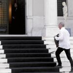 Yanis Varufakis, ayer, a su llegada a la oficina de Alexis Tsipras, en Atenas