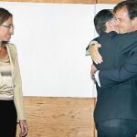 Alberto Saiz y Félix Sanz se abrazan en presencia de Chacón