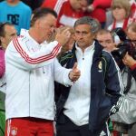 Mourinho conversa con el ex entrenador del Barcelona Louis van Gaal