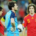 Casillas y Puyol muestran en sus rostros la desolación por la derrota ante Suiza