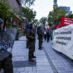 Policías antidisturbios intervienen durante una protesta por la celebración de la Cumbre del G7 en Québec (Canadá). Foto:Efe
