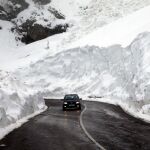 El muro de nieve de entre siete u ocho metros de altura que dejó el fuerte temporal de nieve en el puerto de San Isidro, en una imagen tomada el pasado 13 de febrero