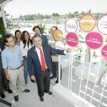 Juan Ignacio Zoido, arropado por varios concejales, muestra las claves de su proyecto