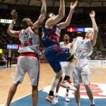 El Barcelona asalta el fortín del Buesa para cobrar ventaja en la final