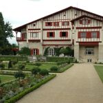 El edificio y los jardines de “Villa Arnaga”. Calips
