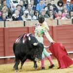 Alejandro Talavante torea en tablas al rajado quinto toro de Gavira, ayer en Sevilla