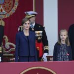 Los Reyes, con sus hijas, presiden el desfile de la Fiesta Nacional de 2015