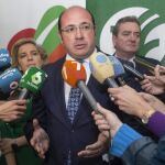 El presidente de la Región de Murcia, Pedro Antonio Sánchez (c), atiende a la prensa en un acto en Murcia.