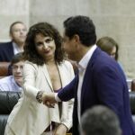 La aún consejera de Hacienda, María Jesús Montero, recibe la felicitación de Juanma Moreno por su nombramiento (Foto: Manuel Olmedo)