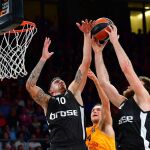 Brad Oleson (c) de Barcelona ante Nicolo Melli (d) y Daniel Theis (i) de Brose Bamberg