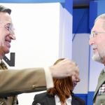 El Jefe de Estado Mayor del Ejército de Tierra, general Jaime Domínguez Buj, entrega el premio al coronel Antonio Romero, jefe del Tercio
