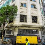 En octubre de 2017 se iniciaron las obras en el emblemático edificio. En la imagen inferior el documento de la demanda que ha interpuesto Casanova contra la cadena Riu. Firma: Gonzalo Pérez