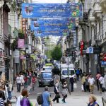 Vista de una calle decorada con pancartas de la Eurocopa 2016, en Saint-Étienne (Francia)