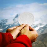 Un sacerdote consagrando una hostia
