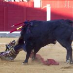 El diestro Leandro Marcos es corneado en el muslo izquierdo por su segundo astado