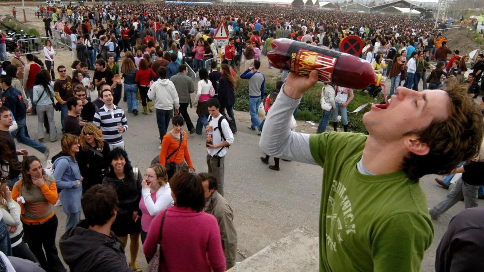 Imagen de un macrobotellón en Granada