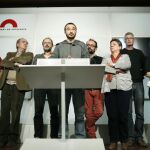 El diputado de la CUP Albert Botran (c), junto a los demás parlamentarios de su grupo