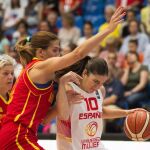 Marta Xargay, proteje el balón de la jugadora montenegrina Milka Bjelica,y Jelena Skerovic