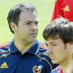 Javier Miñano, preparador físico, al lado de David Silva