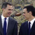 El Rey Felipe VI durante la primera audiencia que tuvo con el secretario general del PSOE, Pedro Sánchez