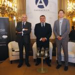 De izquierda a derecha, José Antonio Marina, Stavros N. Yiannouka y Joe Hallgarten en la Casa de América