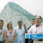 El diputado nacional del PP José Ignacio Landaluce y otros miembros del partidos, delante del Peñón