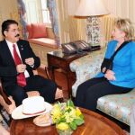 Zelaya se reúne al fin con Clinton y logra que Obama apoye su regreso