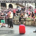 Imagen de prensa de una "batalla"por la custodia de una niña.