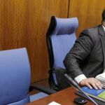 El presidente de la comisión de los cursos de formación en Andalucía, Julio Díaz (C’s), junto a una silla vacía