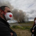 Vecinos de la urbanización El Quiñón, cerca del incendio del vertedro de neumáticos.