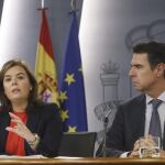 Soraya Sáenz de Santamaria y José Manuel Soria durante la rueda de prensa posterior al Consejo de Ministros