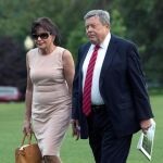 Fotografía de archivo tomada el 11 de junio de 2017 que muestra a los padres de la primera dama estadounidense Melania Trump, Viktor (d) y Amalija Knavs (i) en la Casa Blanca / Foto: Efe