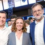 El presidente del PP, Mariano Rajoy, y el del PP-A, Juanma Moreno, con la candidata de Granada, Rocío Díaz