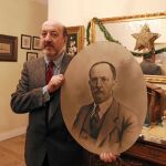 Francisco Iglesias Guisasola junto a una fotografía de su bisabuelo, el industrial Francisco Iglesias Angelina