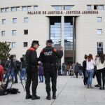 Numerosos medios de comunicación en el exterior del Palacio de Justicia de Navarra