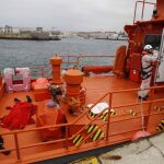 Un buque de Salvamento Marítimo, atracado en el puerto de Tarifa, con el cuerpo del inmigrante fallecido (Foto: Manuel Olmedo)
