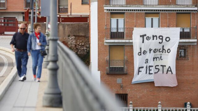 Tordesillas «No me aportas», «Tengo derecho a mi fiesta» o «No al aborto de la gallina» fueron algunos de los mensajes que llevaban escrito los vecinos de Tordesillas