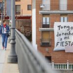 Tordesillas «No me aportas», «Tengo derecho a mi fiesta» o «No al aborto de la gallina» fueron algunos de los mensajes que llevaban escrito los vecinos de Tordesillas
