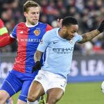 Raheem Sterling (d) Manchester City disputa un balón con Fabian Frei (i) de Basilea