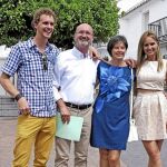 Mario Blancke (2º izda), nuevo alcalde de Alcaucín, junto a su familia