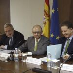 El ministro de Hacienda, Cristóbal Montoro y el secretario de Estado de Administraciones Públicas, Antonio Beteta, durante la reunión de la Mesa de la Administración General del Estado