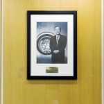 Retrato de Kofi Annan junto a su sucesor en la secretaría general, Ban Ki Moon, en el edificio de Naciones Unidas en Viena / Efe